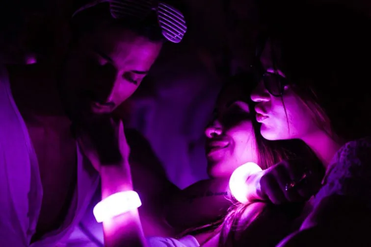 Led Bileklik etkinlik sahnesinde